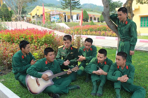 Trương Tiến Đạt (người cầm đàn) hướng dẫn các chiến sĩ tập hát.